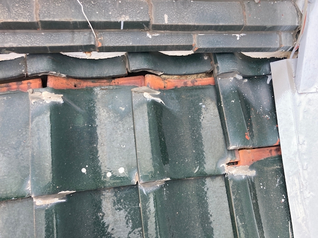 大きくずれた瓦・別箇所